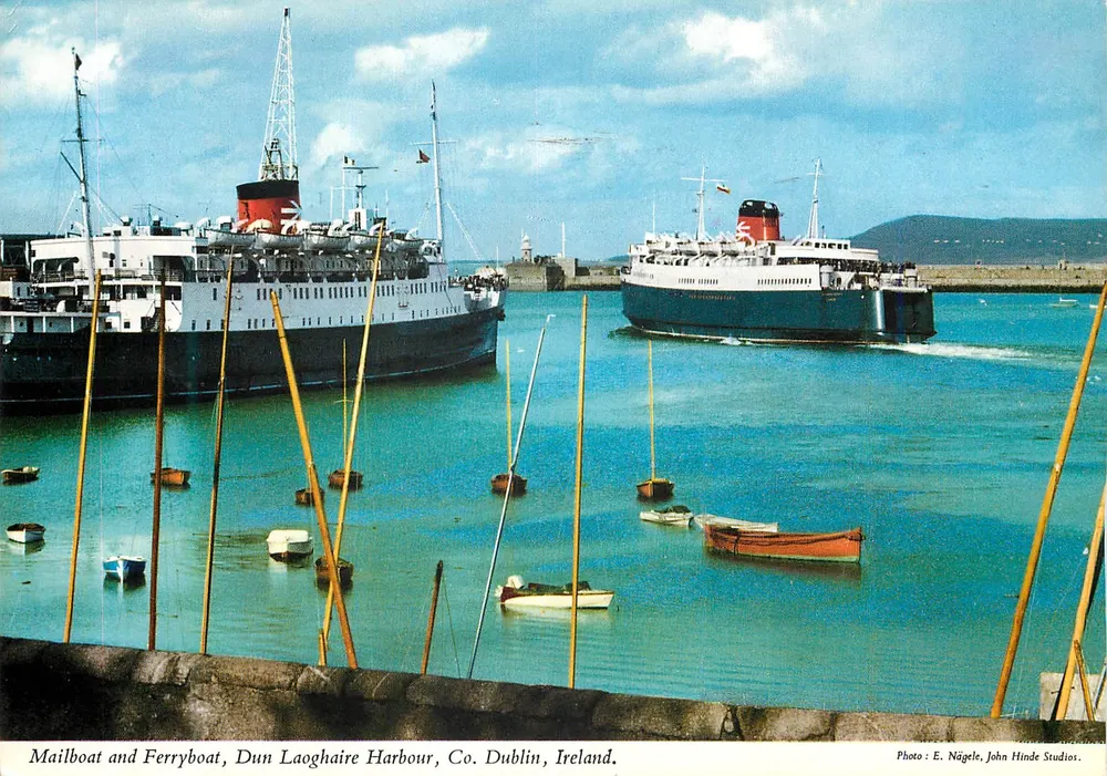 Postboot und Fähre, Hafen von Dun Laoghaire, Co. Dublin, Irland — Foto: E. Nägele, John Hinde Studios. - Vorderseite