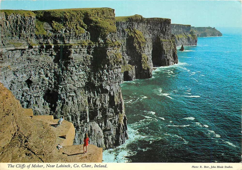 Die Klippen von Moher, nahe Lahinch, Co. Clare, Irland — Foto R. Beer, John Hinde Studios - Vorderseite