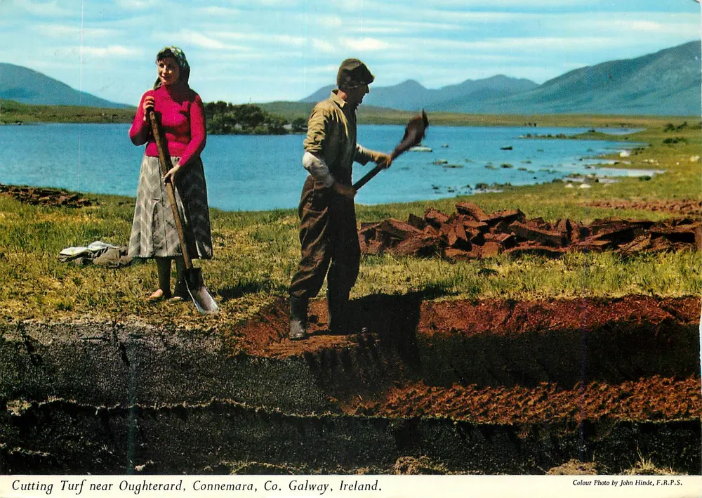 Torbewerfen nahe Oughterard, Connemara, Co. Galway, Irland — Farbfoto von John Hinde, F.R.P.S. - Vorderseite