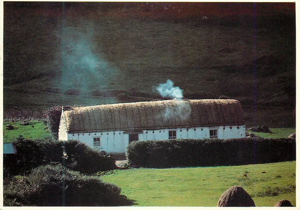 Uma cabana irlandesa — Fotografia M. Downes — Ireland people & places, n°35, editor John Hinde Ltd. Dublin - Frente