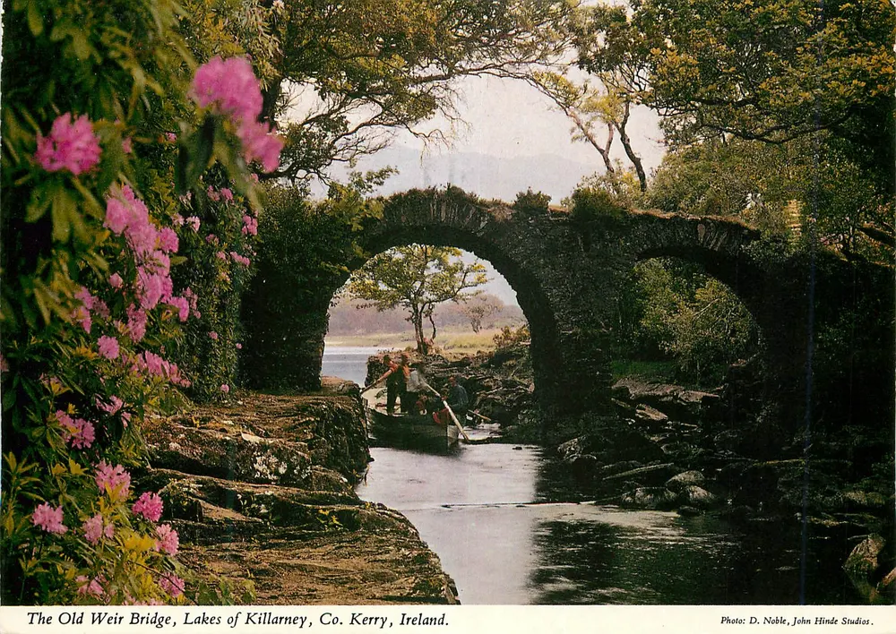 Der alte Weir-Brücke, Seen von Killarney, Co. Kerry, Irland — Foto: D. Noble, John Hinde Studios - Vorderseite