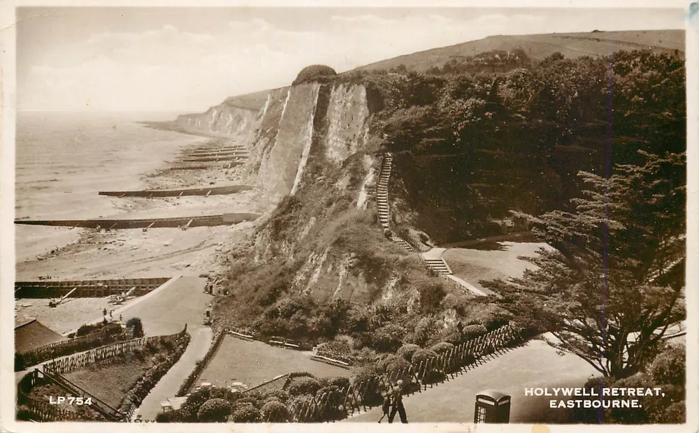 Holywell Retreat, Eastbourne — uitzicht op de kliffen en de strand — Lansdowne Production Co. - Voorkant