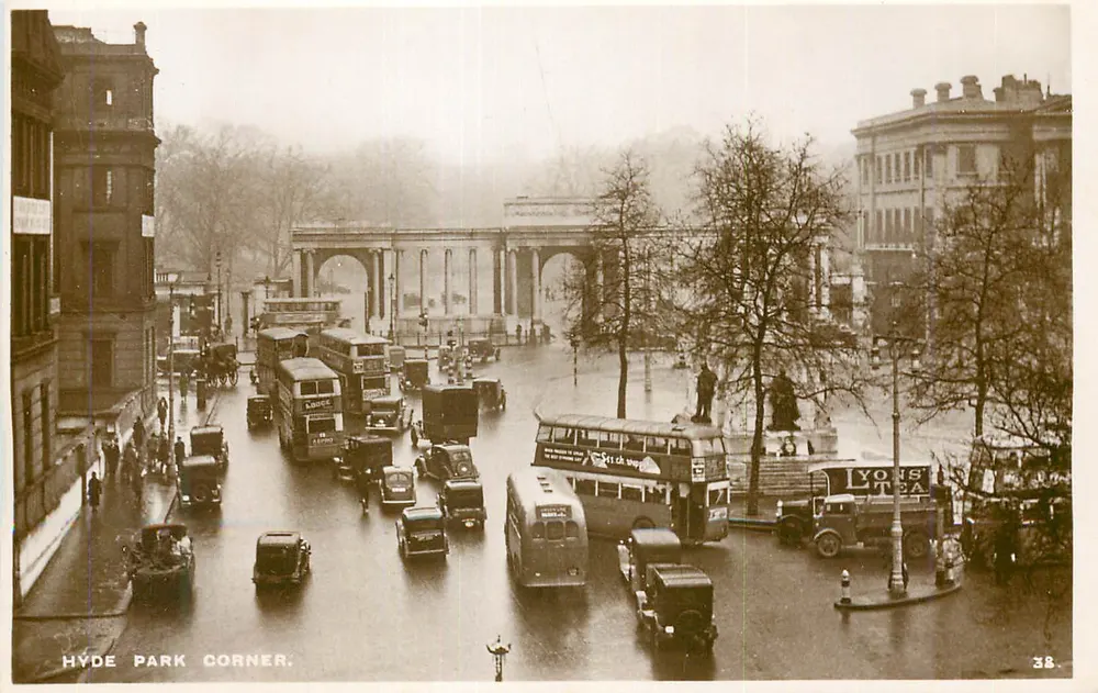 Hyde Park Corner — vista animada com ônibus e carros — P. H. Boreham & Son Ltd., S.E.20 - Frente