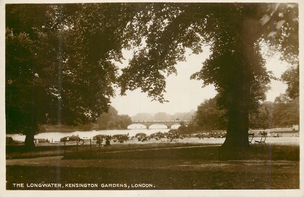 The Longwater, Kensington Gardens, London — vue du lac et du pont - Recto