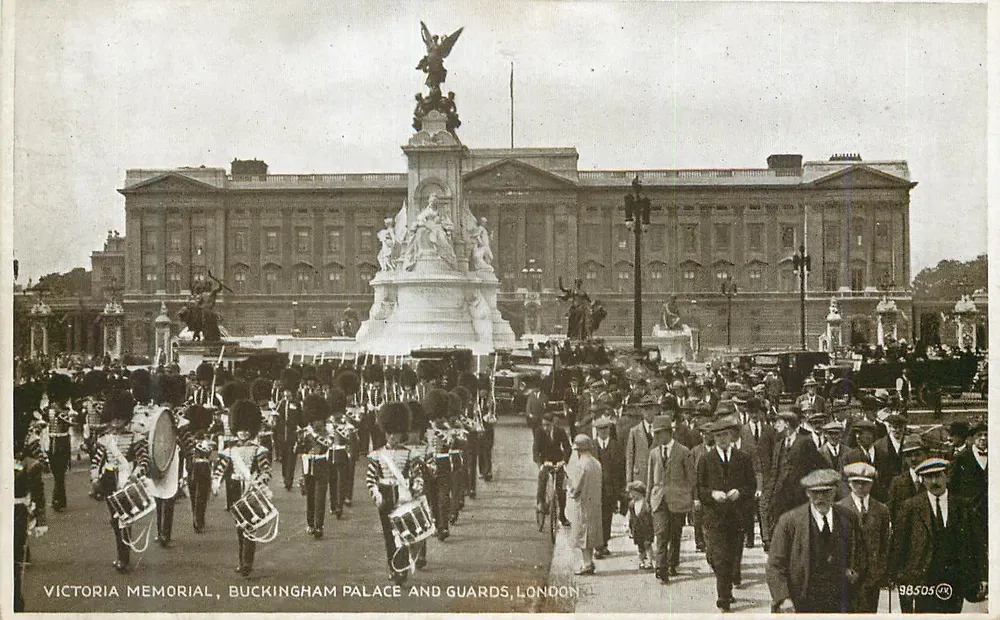 Victoria Memorial, Buckingham Palace und Guards, London — Antike Ansichtskarte, Serie 'Photo Brown', Nr. 98505 - Vorderseite