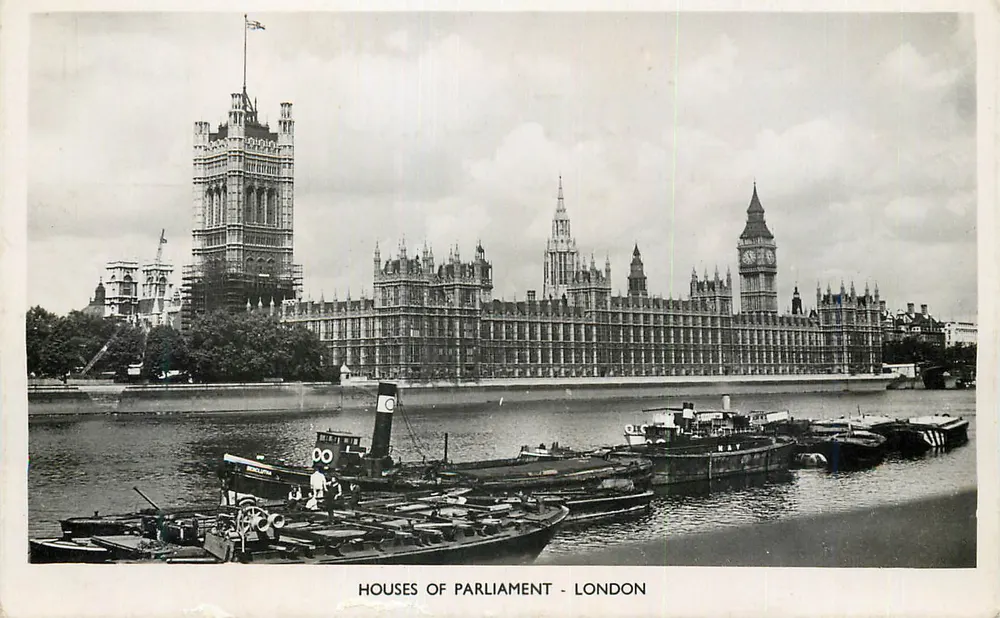Houses of Parliament - London — Ansicht des Flusses mit Booten — kein Verlag oder Nummer sichtbar - Vorderseite
