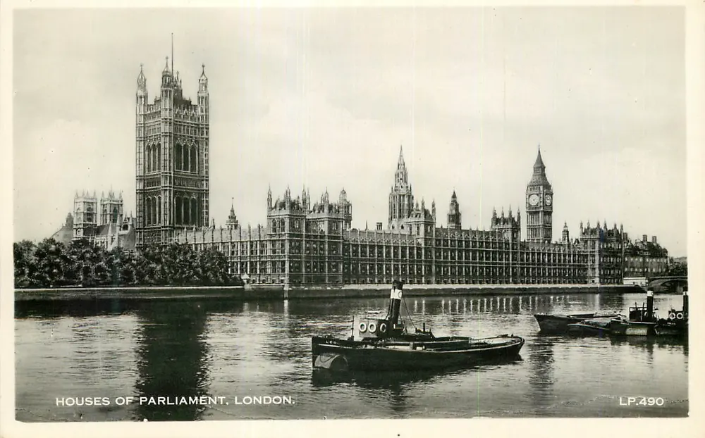 Häuser des Parlaments, London — Ansicht mit Tower Bridge und Boot — Lansdowne Publishing Co. Ltd., Serie LP.490 - Vorderseite