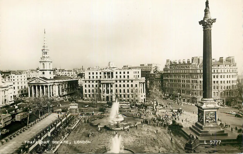 Praça de Trafalgar, Londres — vista com a coluna de Nelson e a fonte — Valentine & Sons, Ltd., Dundee - Frente