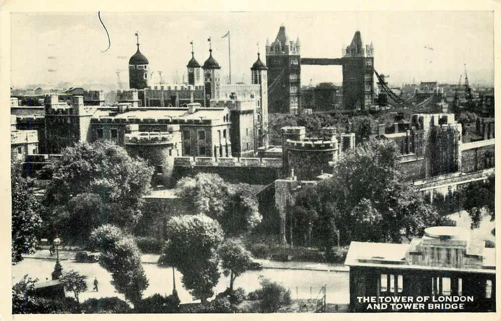 La Tour de Londres et le Tower Bridge — vue panoramique — éditeur non visible - Recto