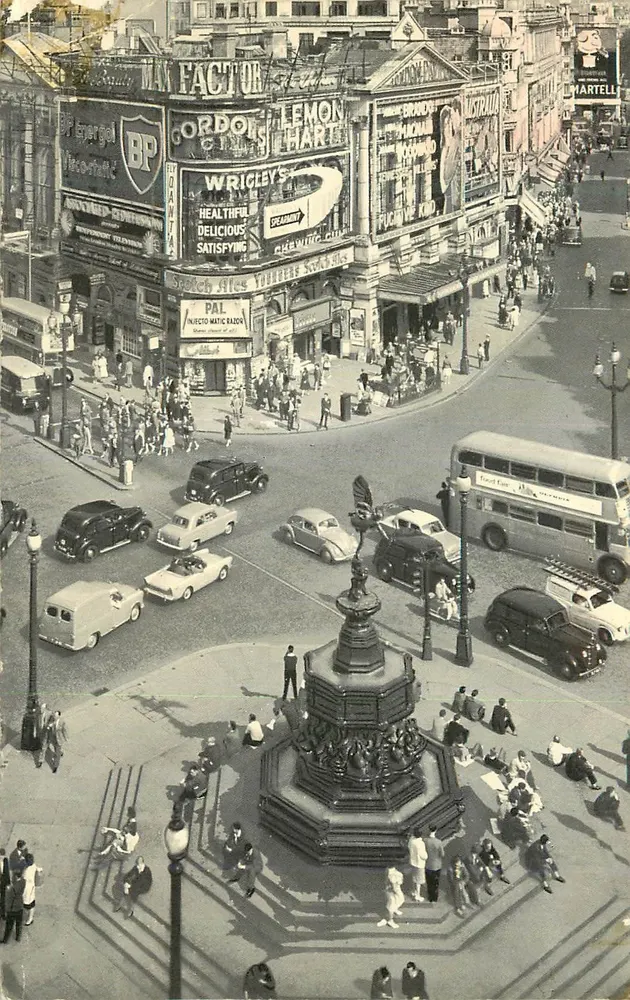Piccadilly Circus — Londres — Photograph by John Hinde, F.R.P.S. — Published by John Hinde Ltd. - Recto