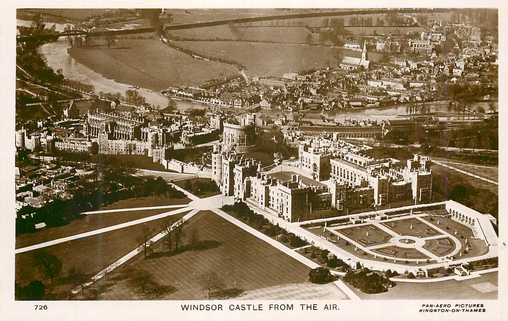 Castelo de Windsor visto do ar — Pan-Aero Pictures, Kingston-on-Thames, n°726 - Frente