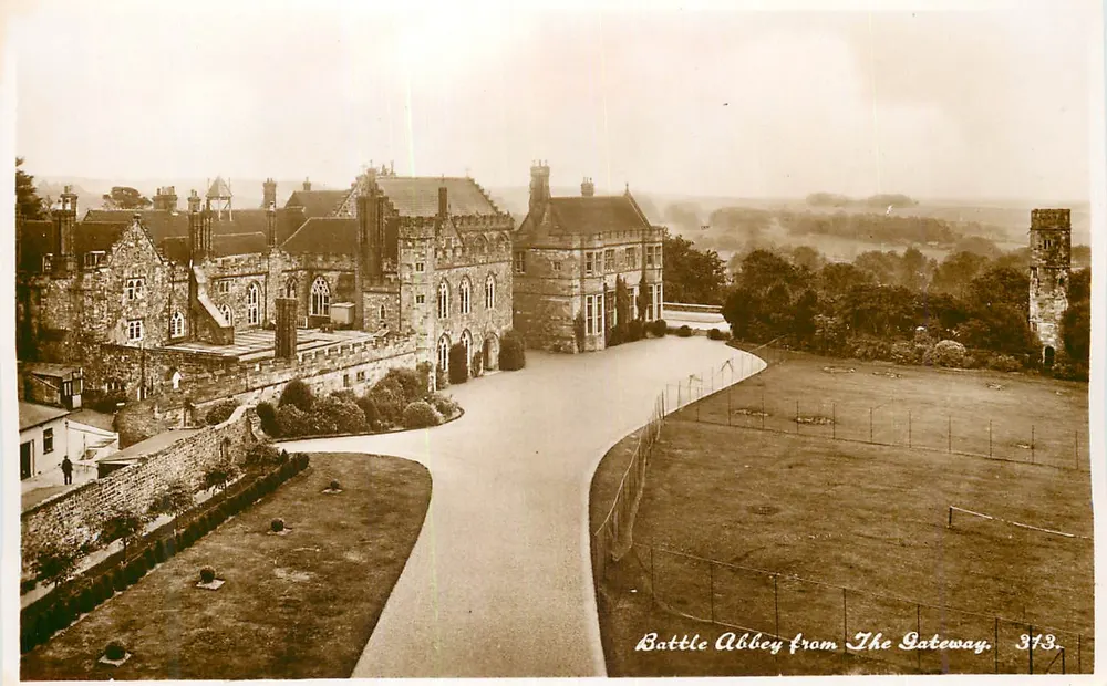 Battle Abbey a partir da Gateway — vista panorâmica do castelo e do campo de esportes — editor Shoesmith & Etheridge Ltd, n° 373 - Frente