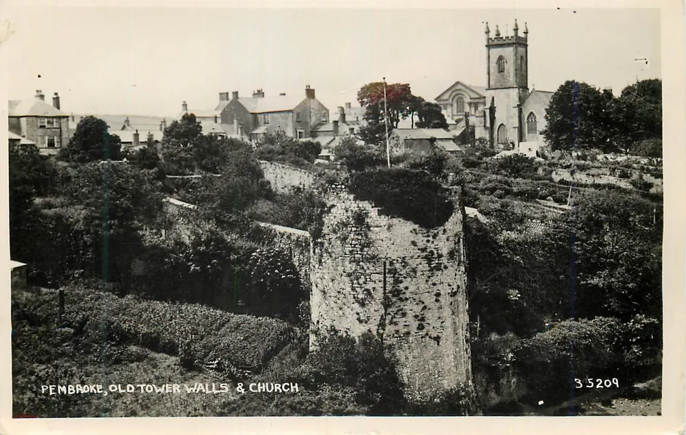 Pembroke, Old Tower Walls & Church — Published by Photochrom Co. Ltd., London & Tunbridge Wells, n° 35209 - Recto
