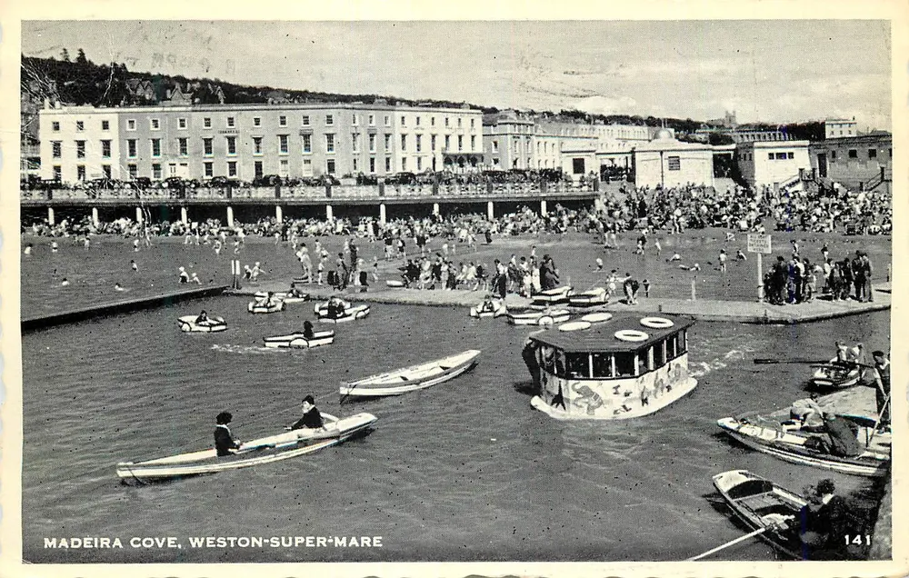 Madeira Cove, Weston-super-Mare — praia animada com barcos e edifício em segundo plano — editor desconhecido, n° 141 - Frente