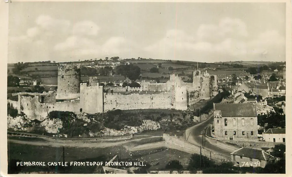 Pembroke Castle von der Spitze des Monkton Hill — Photocrom Wells, Nr. 74939 - Vorderseite