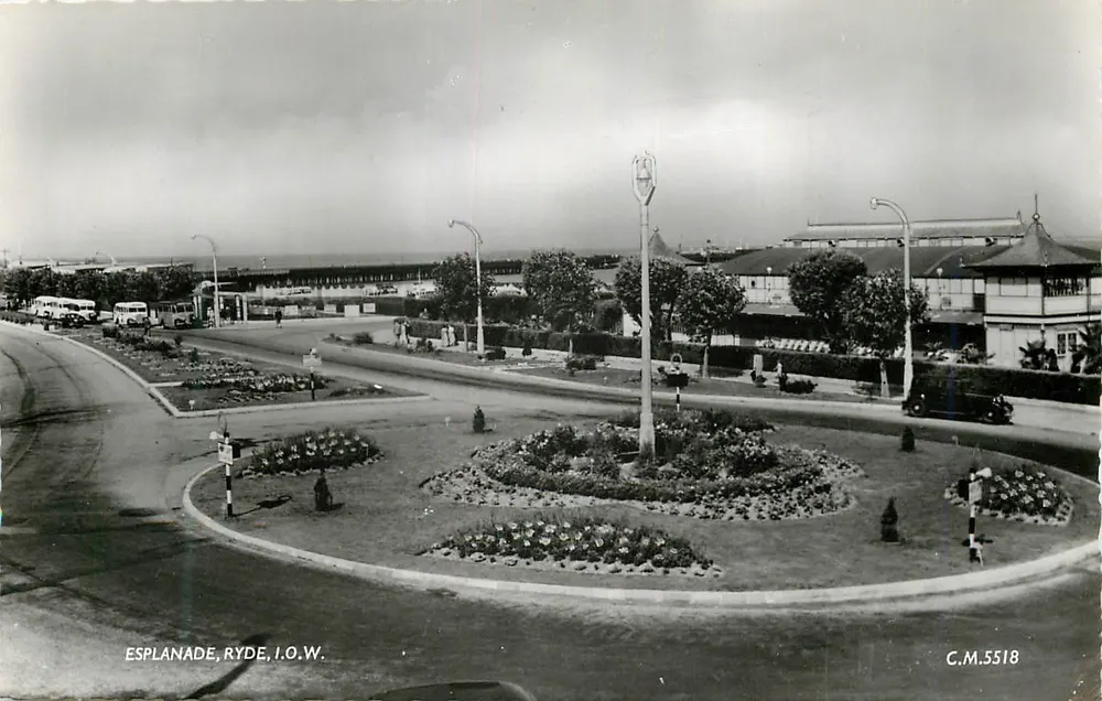 Esplanada, Ryde, I.O.W. — visão panorâmica com rotunda e veículos — C.M.5518 - Frente