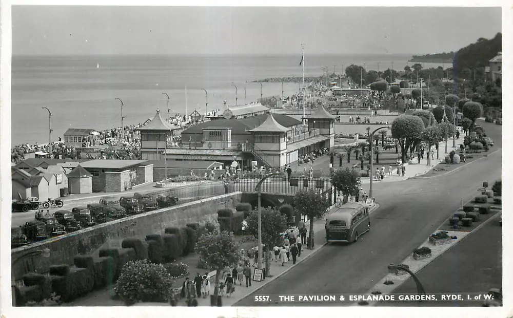 Le Pavillon & Esplanade Gardens, Ryde, I. of W. — 5557 — Real Photo Postcard - Recto