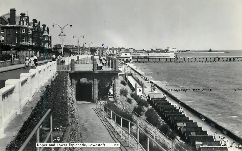 Upper and Lower Esplanade, Lowestoft — série 5981 — editor não identificado - Frente