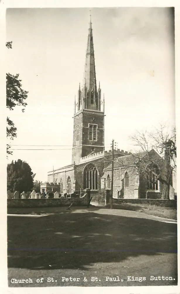 Église de St. Peter & St. Paul, Kings Sutton — vue de l'édifice avec clocher et cimetière — éditeur non identifié - Recto