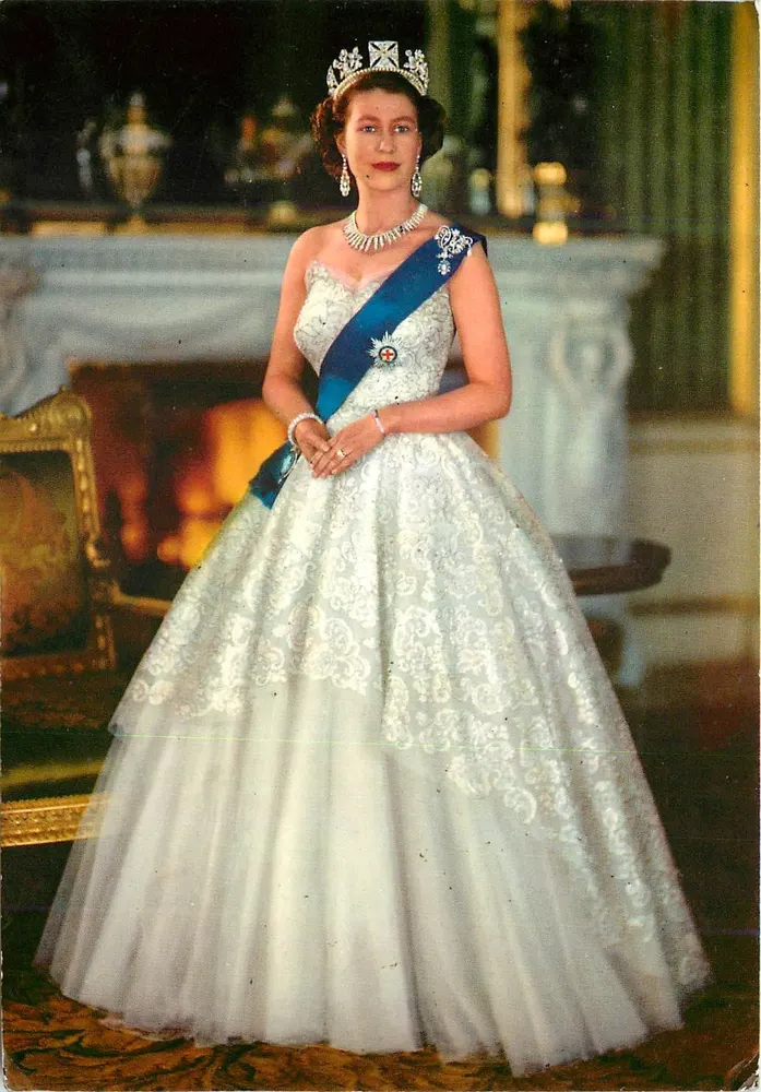 Rainha Elizabeth II — em vestido de baile e diadema — fotografia colorida por Baron Studios, n°2/1001 - Frente