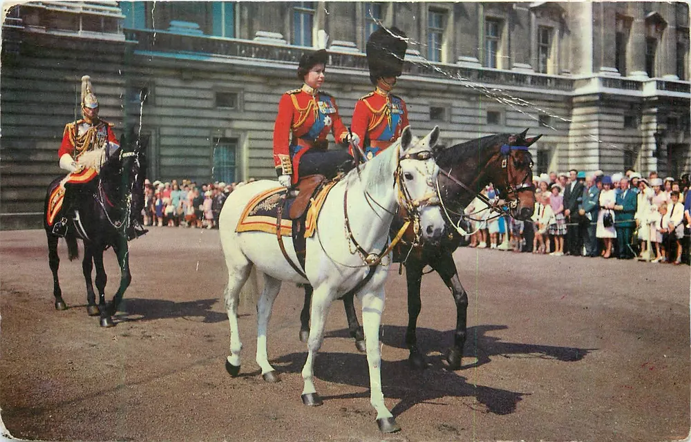 Koningin Elisabeth II en Prins Philip op paard — Paleis van Buckingham — AND H.R.H. PRINCE - Voorkant