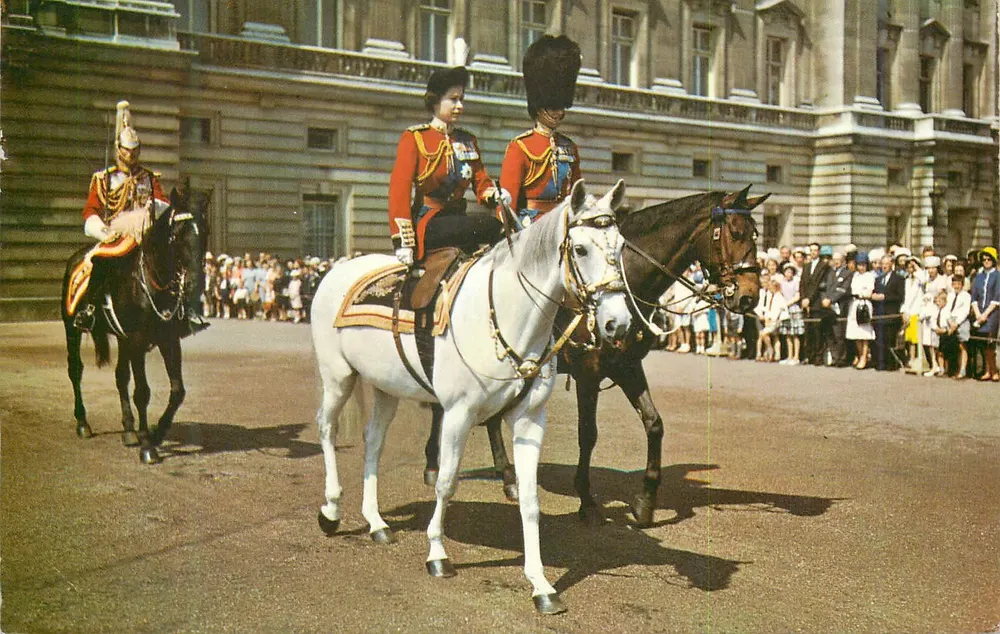 A Rainha Elizabeth II e o Príncipe Philip — a cavalo diante do Palácio de Buckingham — editor PTI1059 - Frente