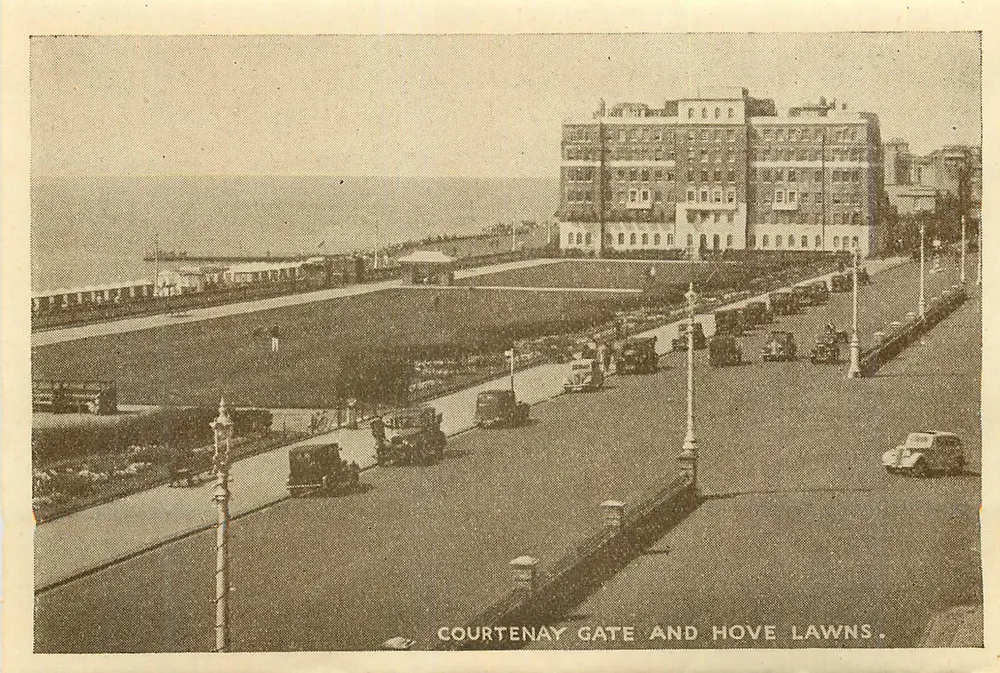Courtenay Gate en Hove Lawns — Brighton, Sussex - Voorkant