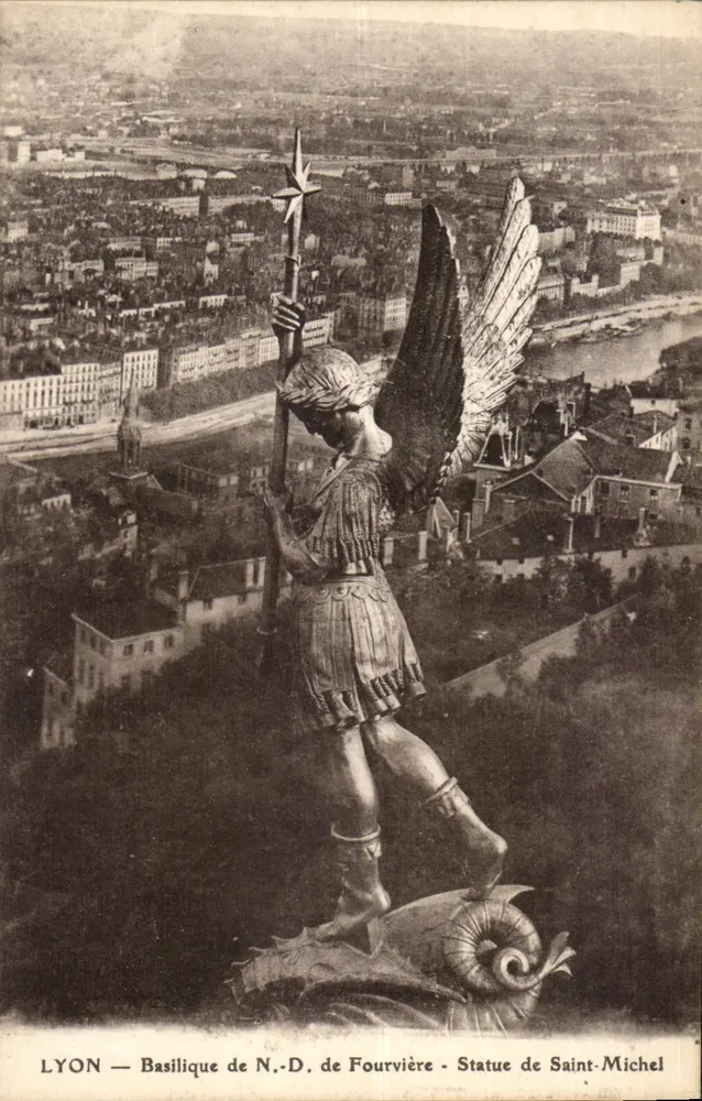 LYON — Basílica de N.-D. de Fourvière — Estátua de São Miguel - Frente