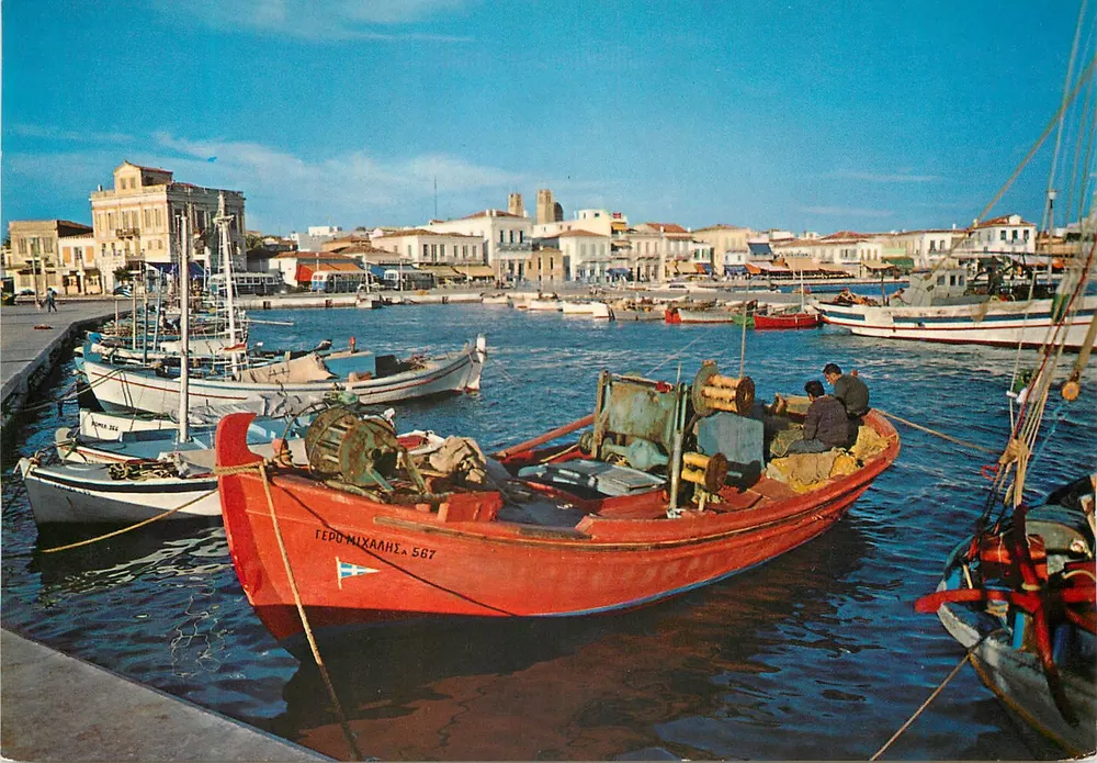 Aigina - Vue partielle de la ville et du port — B. Hóas, Éiródiōs 12, Athènes - Recto