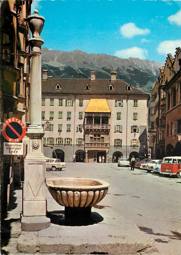 Innsbruck - Goldenes Dachl — vista da praça com fonte e montanhas — editor Alpina, n°33 - Frente