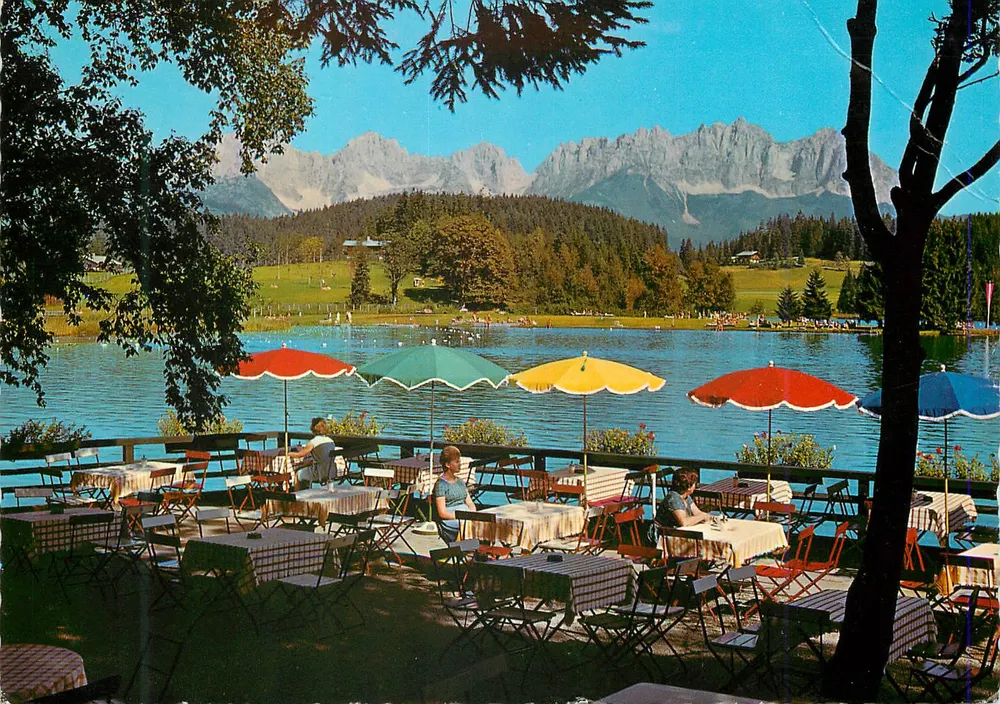 Vista do lago Schwarzsee — Restaurante na margem do lago — editor VINTER-u. SOMMER SPORTPLATZ - Frente
