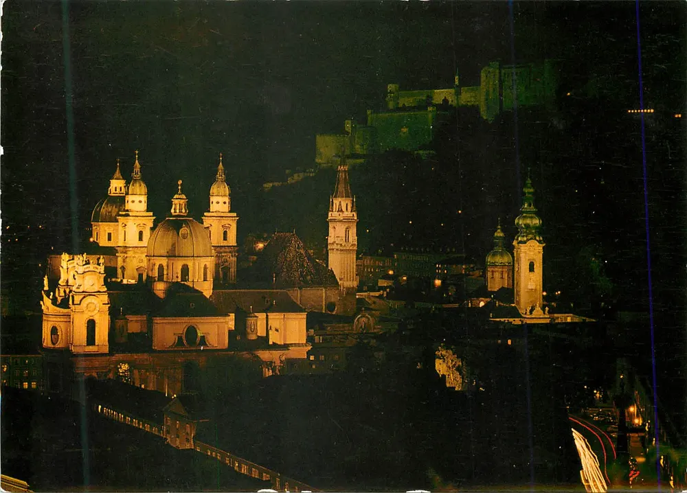 Salzburgo à noite — vista noturna dos edifícios iluminados — editor Schönes Österreich, série 5/21 - Frente