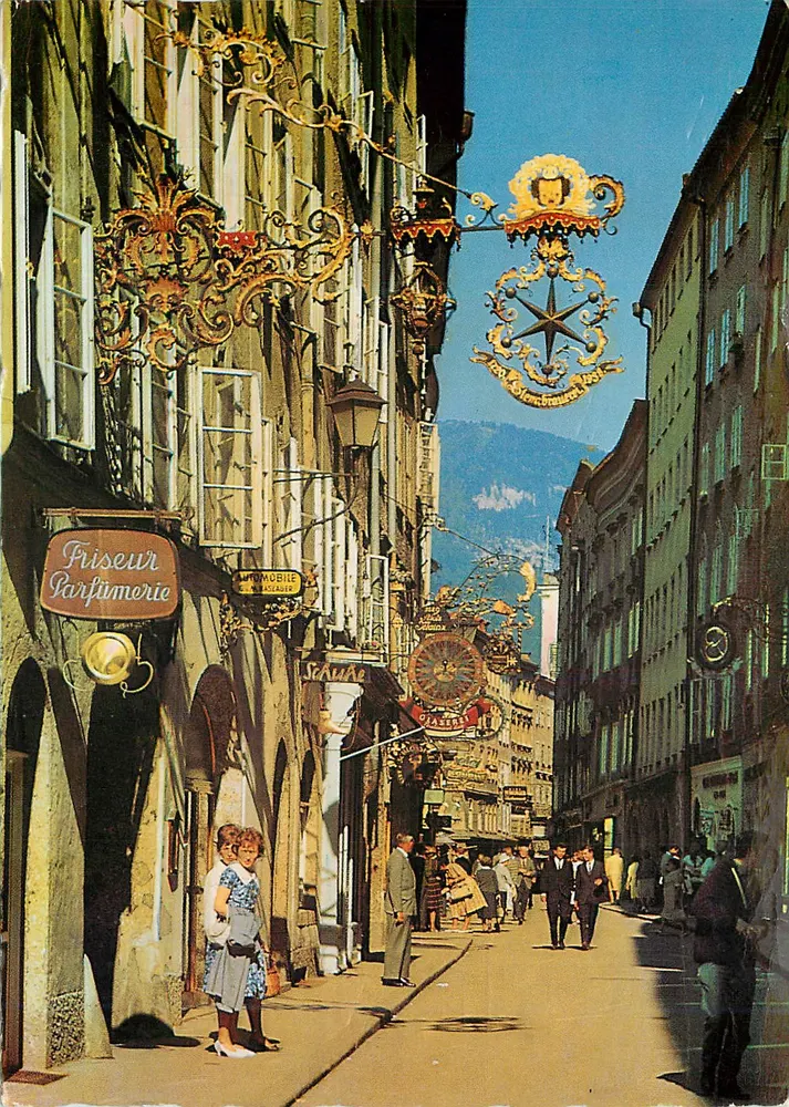 Salzburgo — rua Getreidegasse com lojas históricas — Foto: VER - Frente