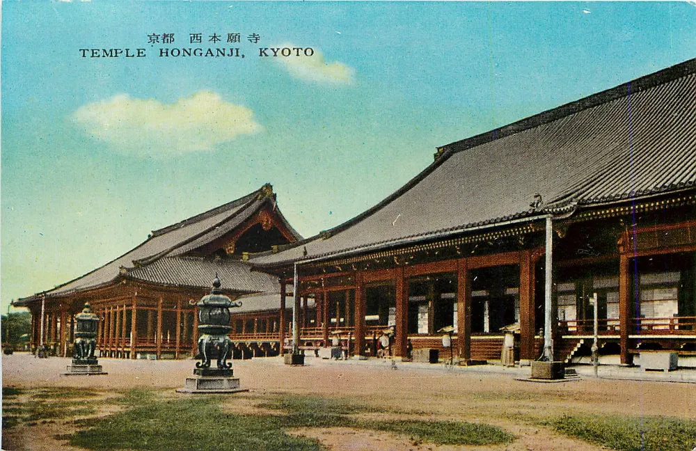 Templo Honganji, Kyoto — vista do templo e de suas lanternas — editor desconhecido, número de série não visível - Frente
