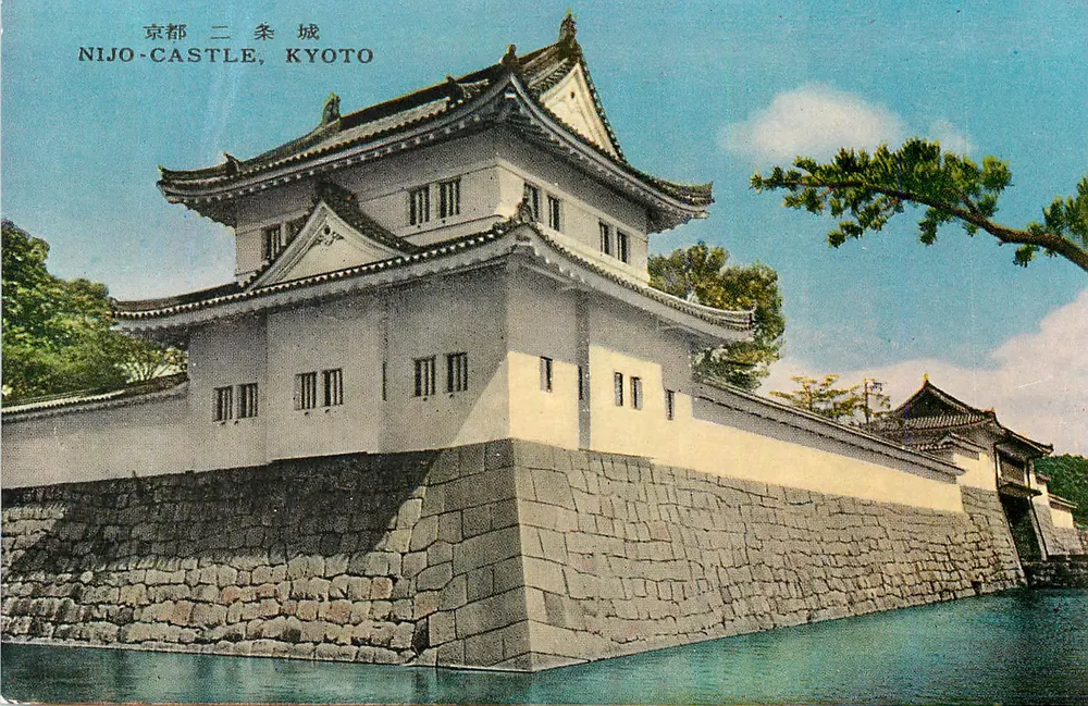 Castelo de Nijo, Kyoto — vista do castelo com muro de pedra e lago — editor não identificado - Frente