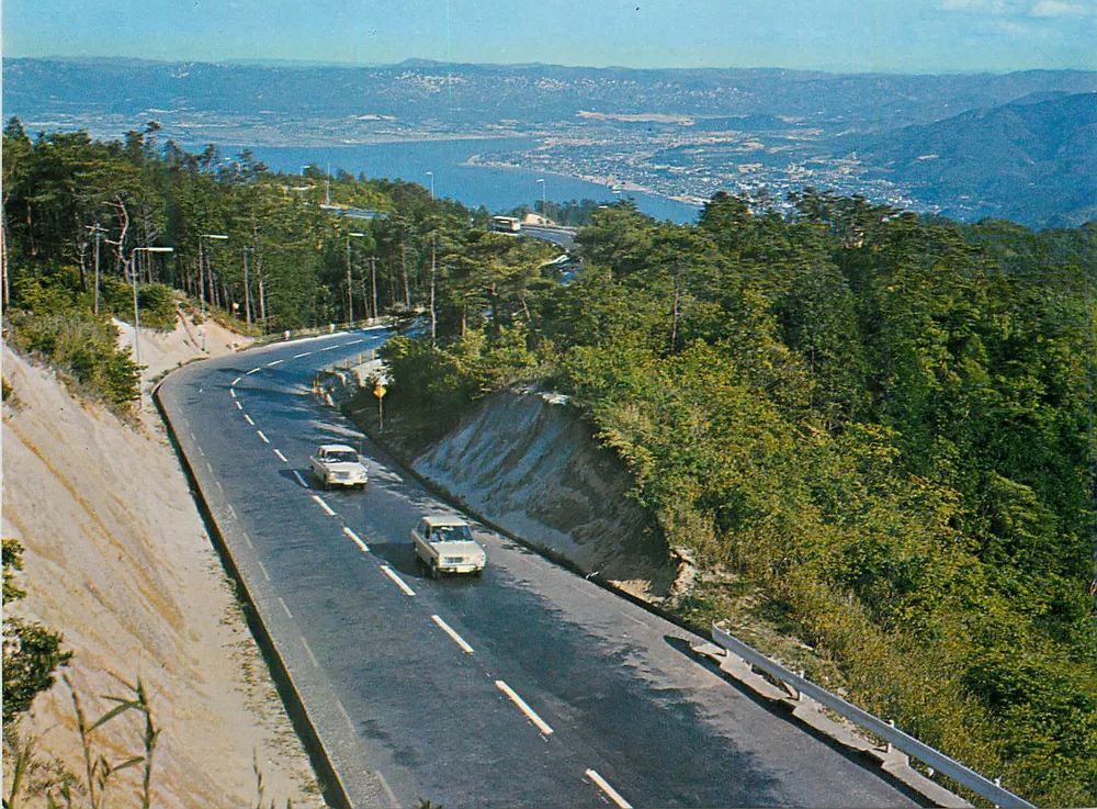 Vista da estrada de Higashiyama — 8,1 km de Higashiyama para o oeste, com vista para o lago Biwa, Kyoto e a foz do Osaka - Frente
