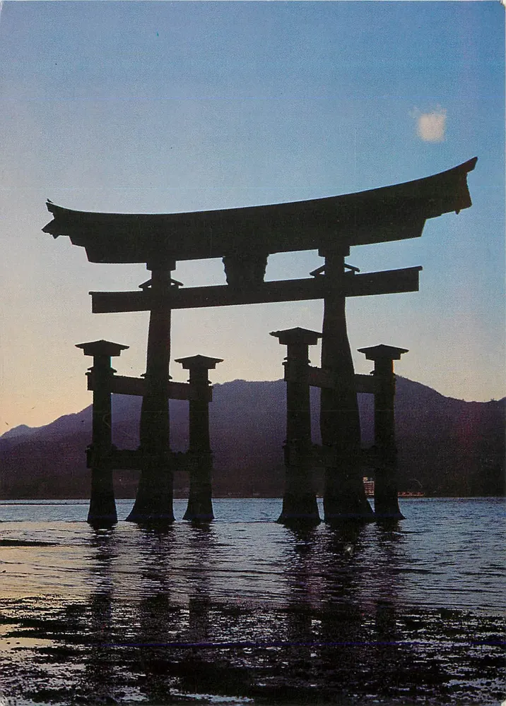 Porta de Itsukushima — silhueta ao crepúsculo — editor Shinto Jinja (Kyoto) - Frente