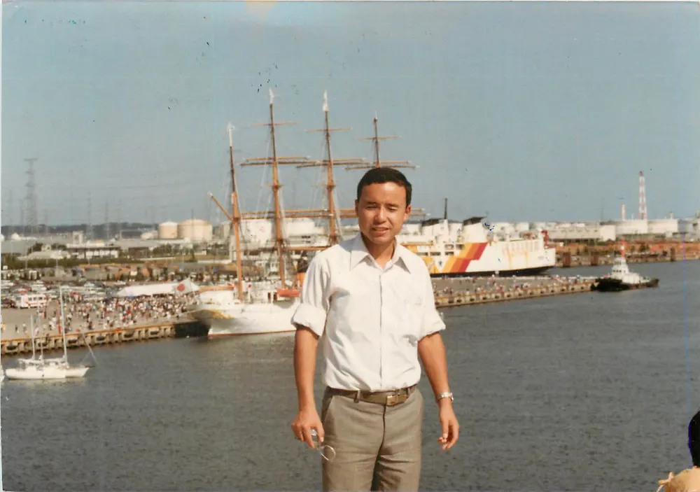 Porto de Yokohama — homem diante de um barco a vela de três mastros — carta postal Fujicolor - Frente