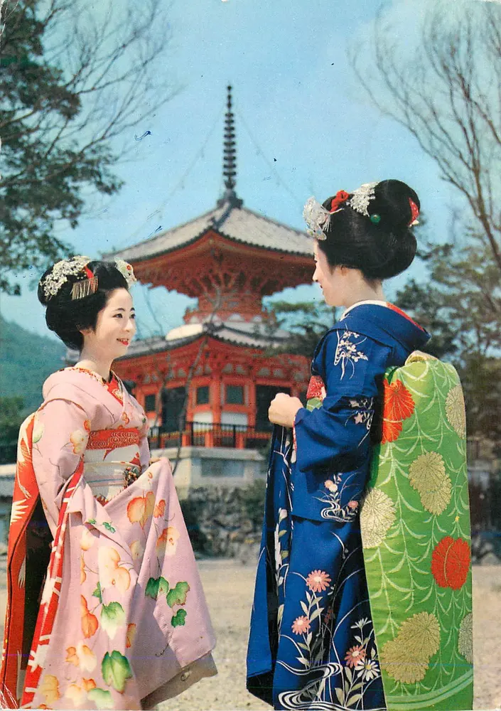 Deux maiko devant le temple Daikakuji à Kyoto — NBC (Nippon Beauty Card Center) n°559 - Recto