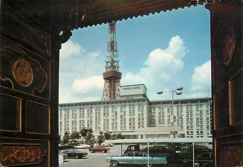 Tokyo Prince Hotel — Torre de Tokyo — vista enquadrada por uma porta tradicional — Tokyo Prince Hotel - Frente