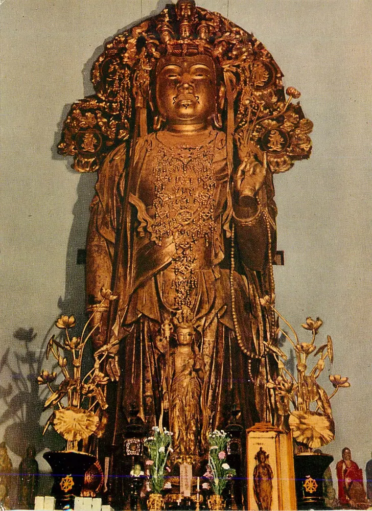 Buda Kannon em Kamakura — estátua de madeira de 33 pés de altura, obra de Tōdō Sōnin - Frente