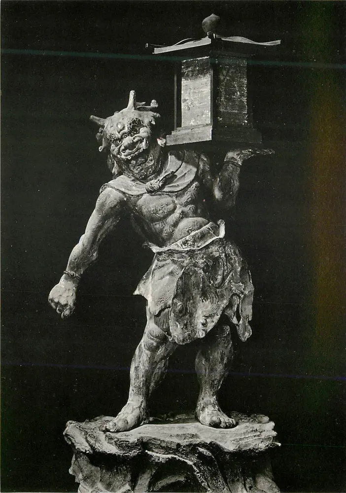 Estátua de demônio segurando um lanternier — Templo Kofuku-ji, Nara — editor desconhecido, série não identificada - Frente