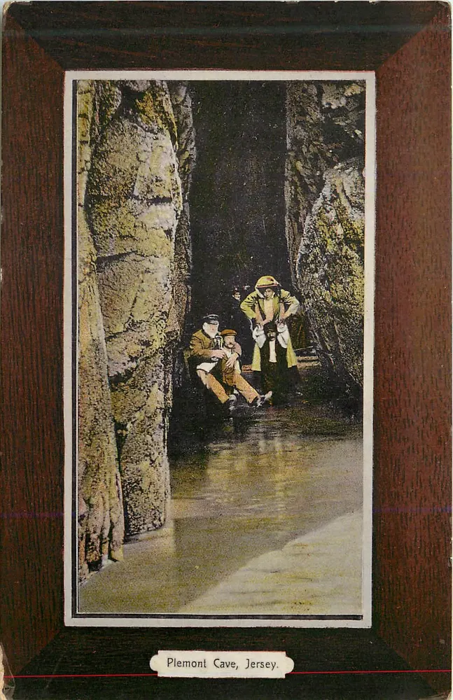 Gruta de Plemoni, Jersey — vista interior da caverna com visitantes — editor desconhecido, número de série não visível - Frente