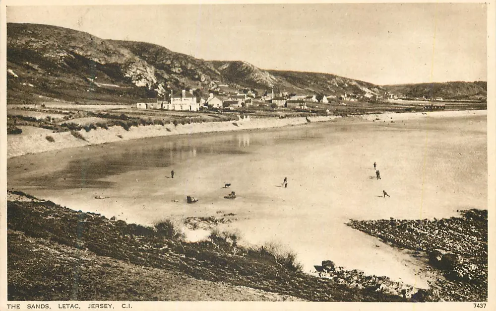 Les Sables, Letac, Jersey, C.I. — vista de praia com colinas e edifícios — editor Salmon Series, n° 7437 - Frente