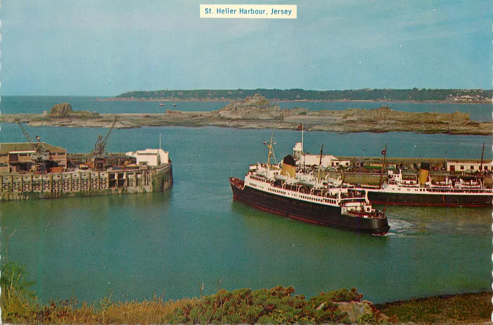 Porto de St. Helier, Jersey — vista portuária com dois transatlânticos — Série Natural Colour, Copphoto Greetings Canada - Frente