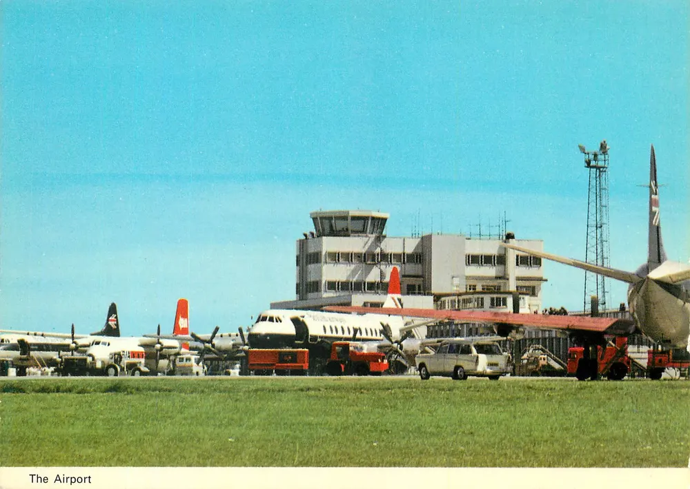 Aeroporto — Vista do aeroporto — Dennis Productions, J.23 - Frente