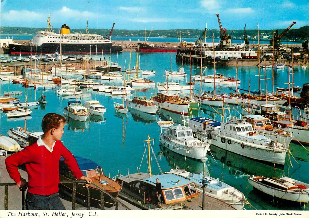 O porto de St. Helier, Jersey — vista panorâmica com um jovem garoto em vermelho — Foto E. Ludwig, John Hinde Studios - Frente