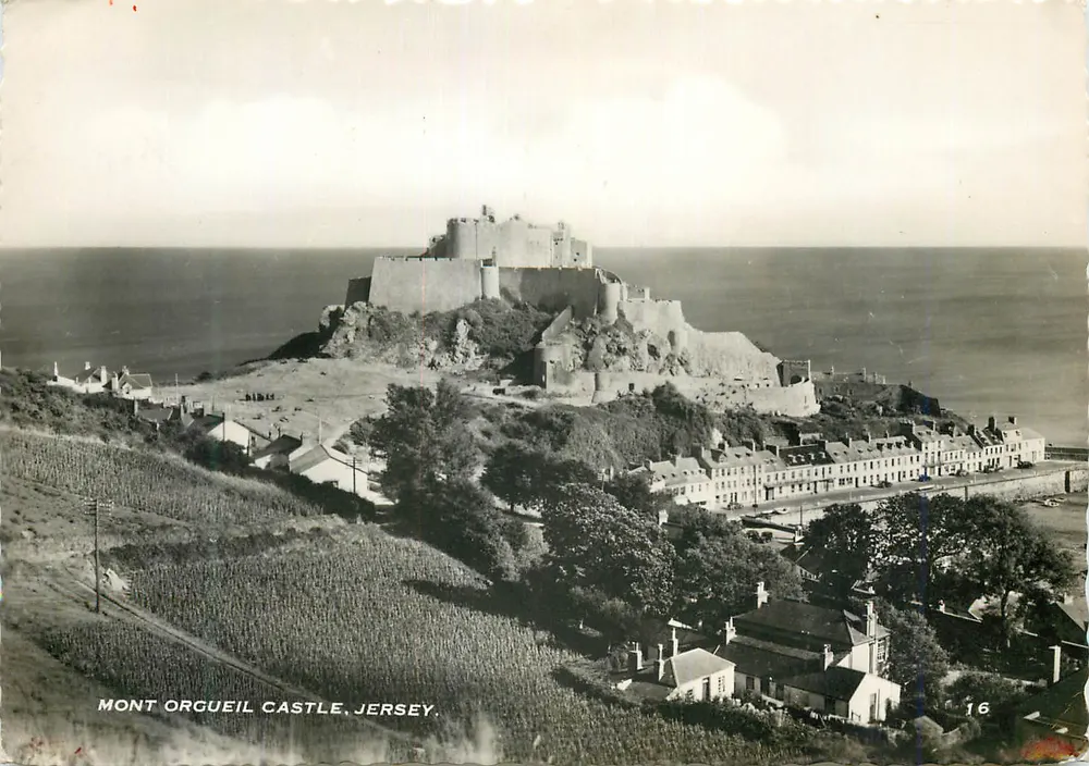 Castelo de Mont Orgueil, Jersey — vista panorâmica — Publicado por B.B. London, n°16 - Frente
