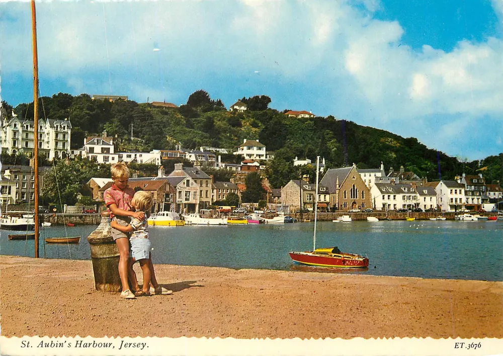 St. Aubin's Harbour, Jersey — vista do porto com crianças — Valentine Printers & Publishers, n° ET.3676 - Frente