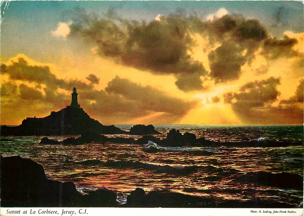 Sunset at La Corbière, Jersey — phare sur rochers au coucher du soleil — Photo : E. Ludvig, John Hinde Studios - Awers
